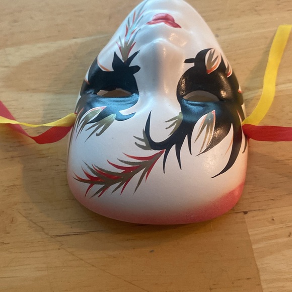 Decorative ceramic Mardi Gras mask. Use as decor About 4.25 x 3 inches Can hang - Picture 3 of 4